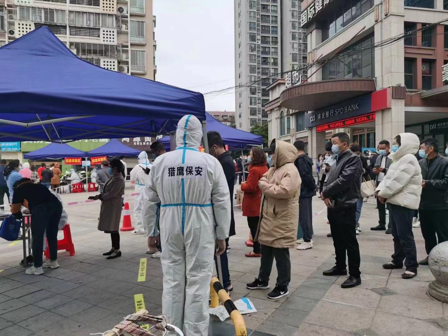 獵鷹保安勇于擔當，積極投入鼎府社區(qū)防疫志愿者工作！