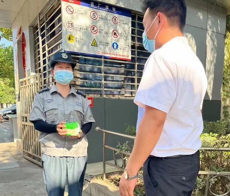 湖北獵鷹保安公司，關愛隊員，為隊員送去防暑物資