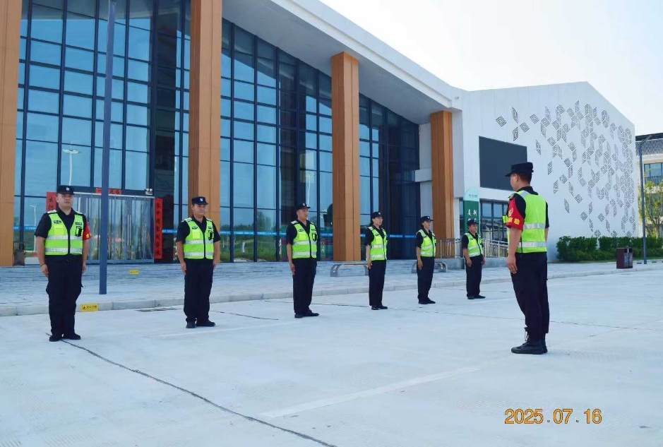 湖北獵鷹保安公司無畏“烤”驗(yàn)，開展交通指引手勢(shì)專題培訓(xùn)